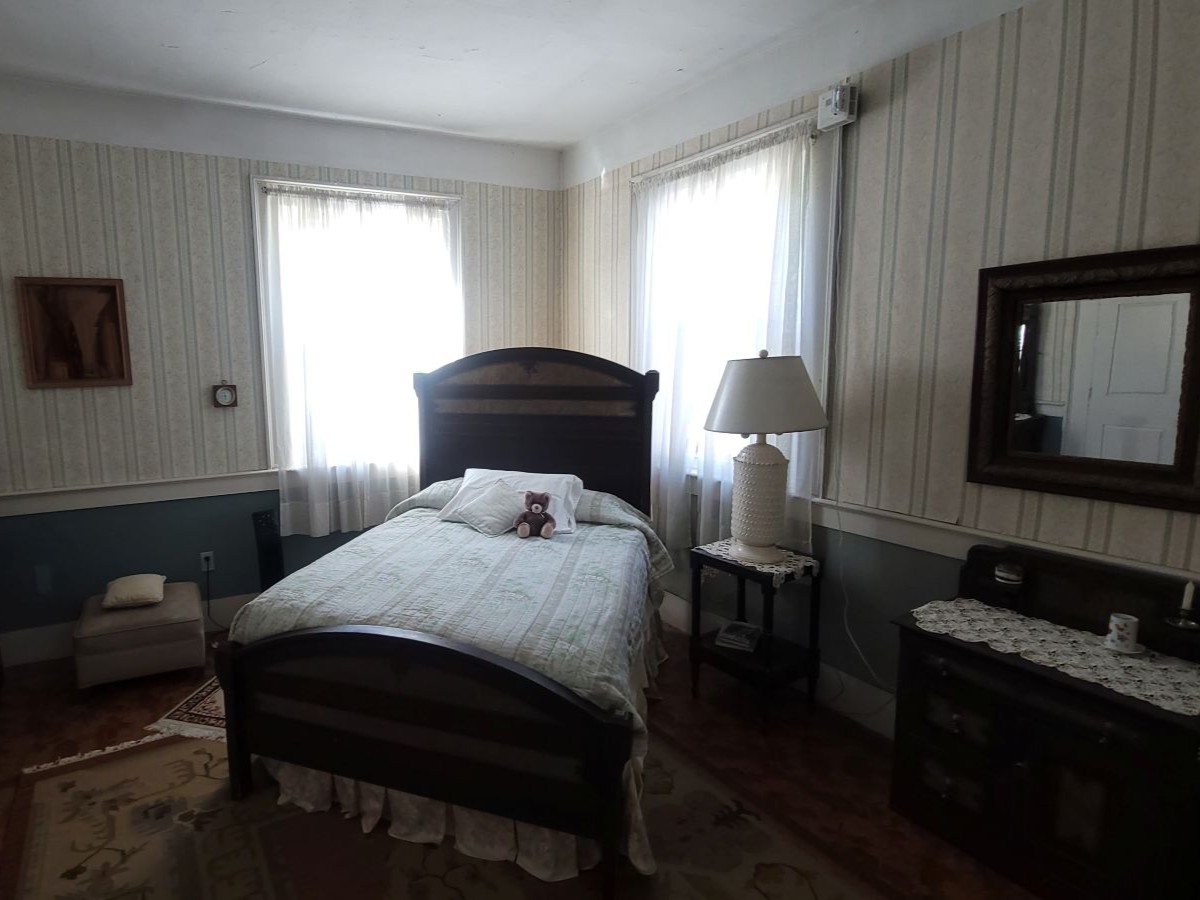 Classic inn room with queen bed