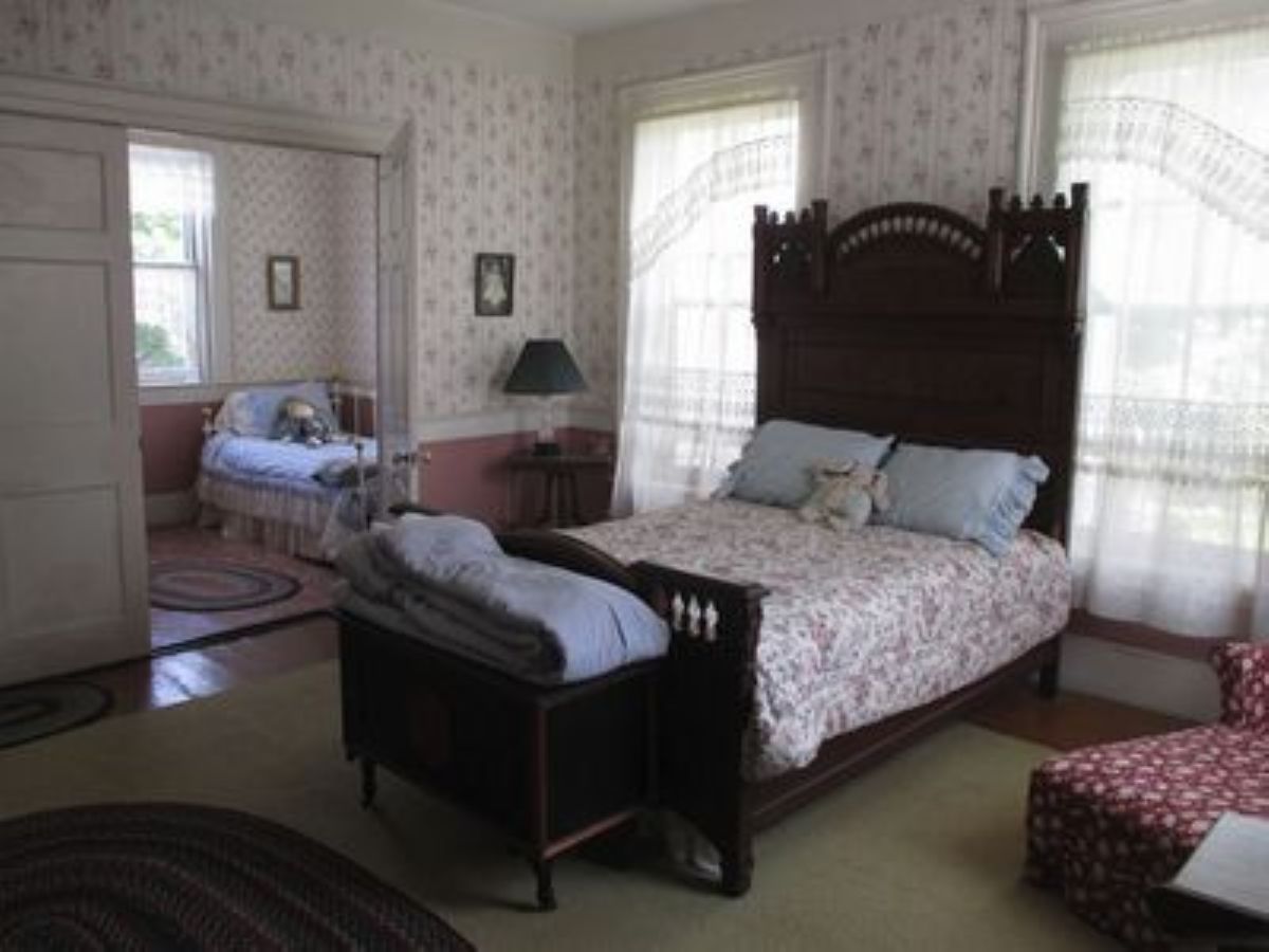 Suite-style room with soaking tub